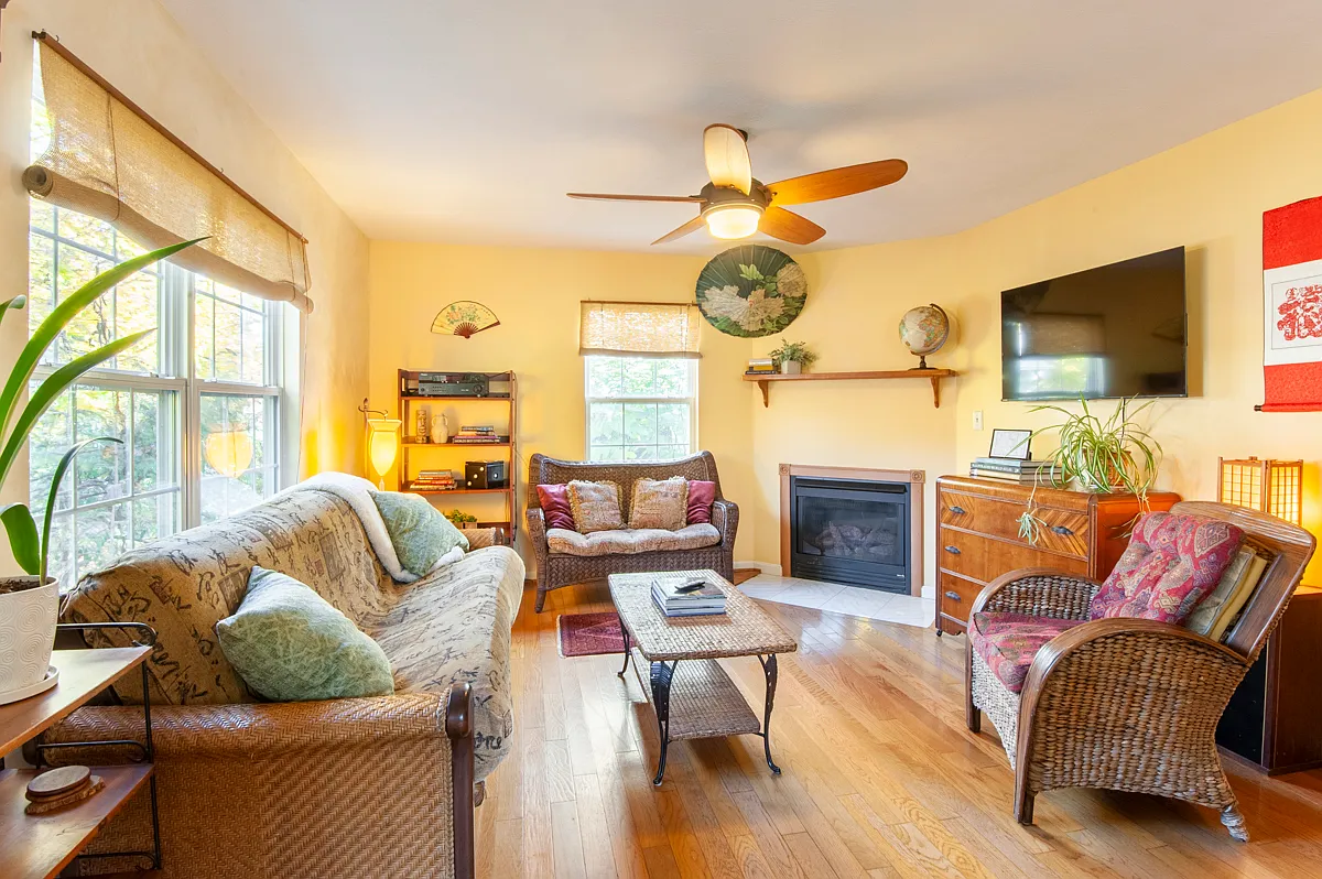 4 bed, 2200 sqft, $3,395 — Photo 2