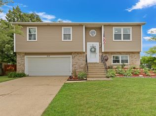 513 White Birch Rd, Lindenhurst, IL 60046