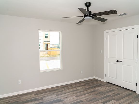 5th image of 900 Crestview St #B