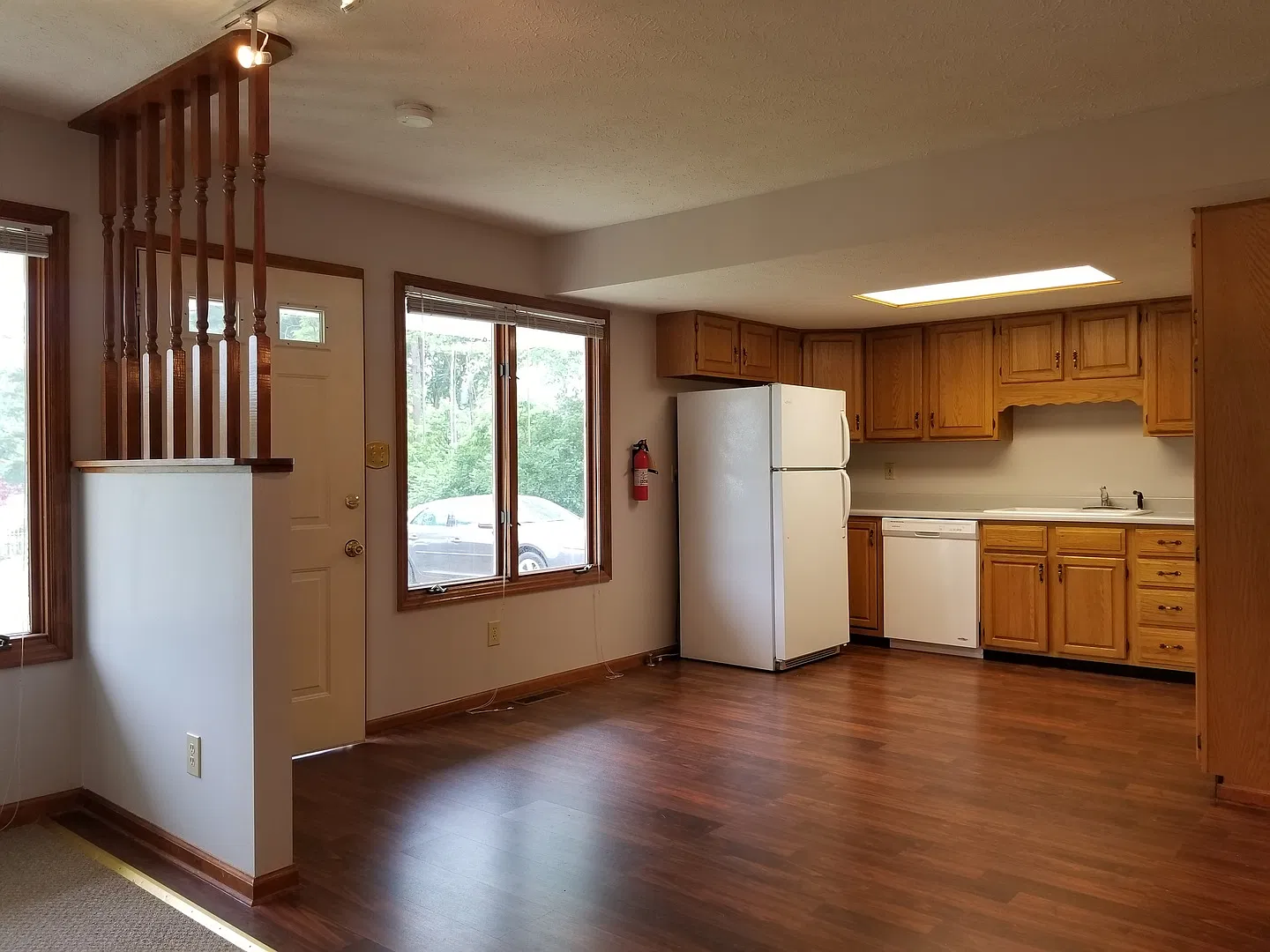* August 2026* GREAT 3 Bed House!! — Photo 2