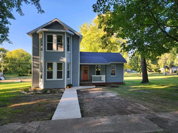 305 W 2nd St, Delavan, IL 61734