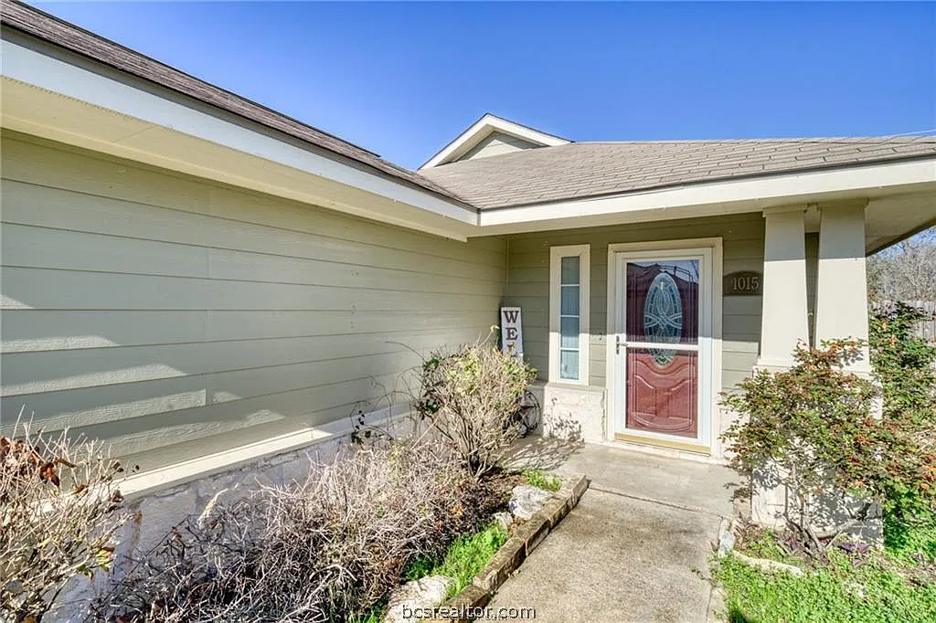 3 bed, 1182 sqft, $1,900 — Photo 2