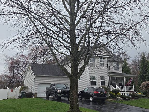 3rd image of 9 Pepperidge Ct