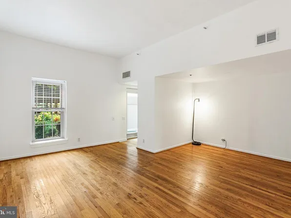301 Race St APT C010, Philadelphia, PA 19106