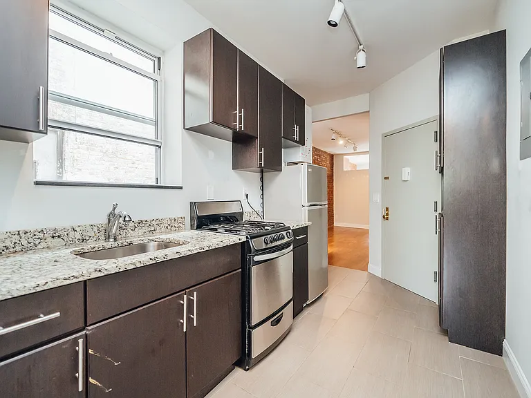 405 Suydam St #2R — Photo 6