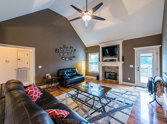 3rd image of 8492 Fenwick Dr