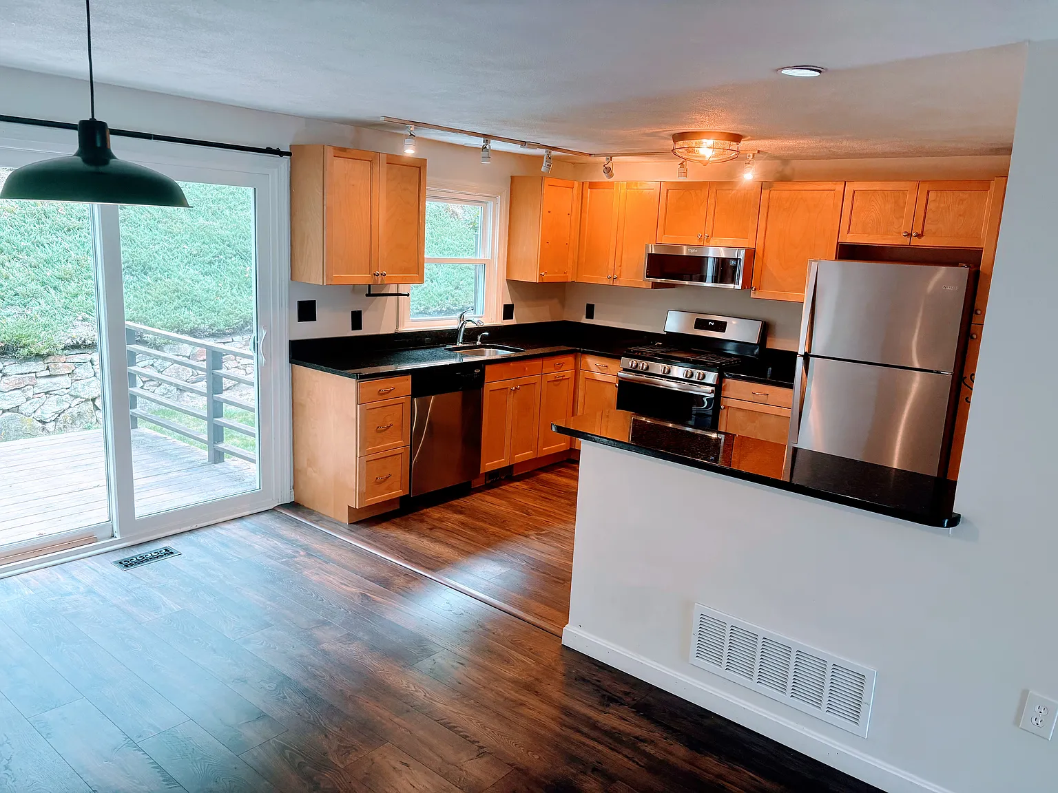 3 bed, 1.5 bath, 1975 sqft, $3,150 — Photo 1