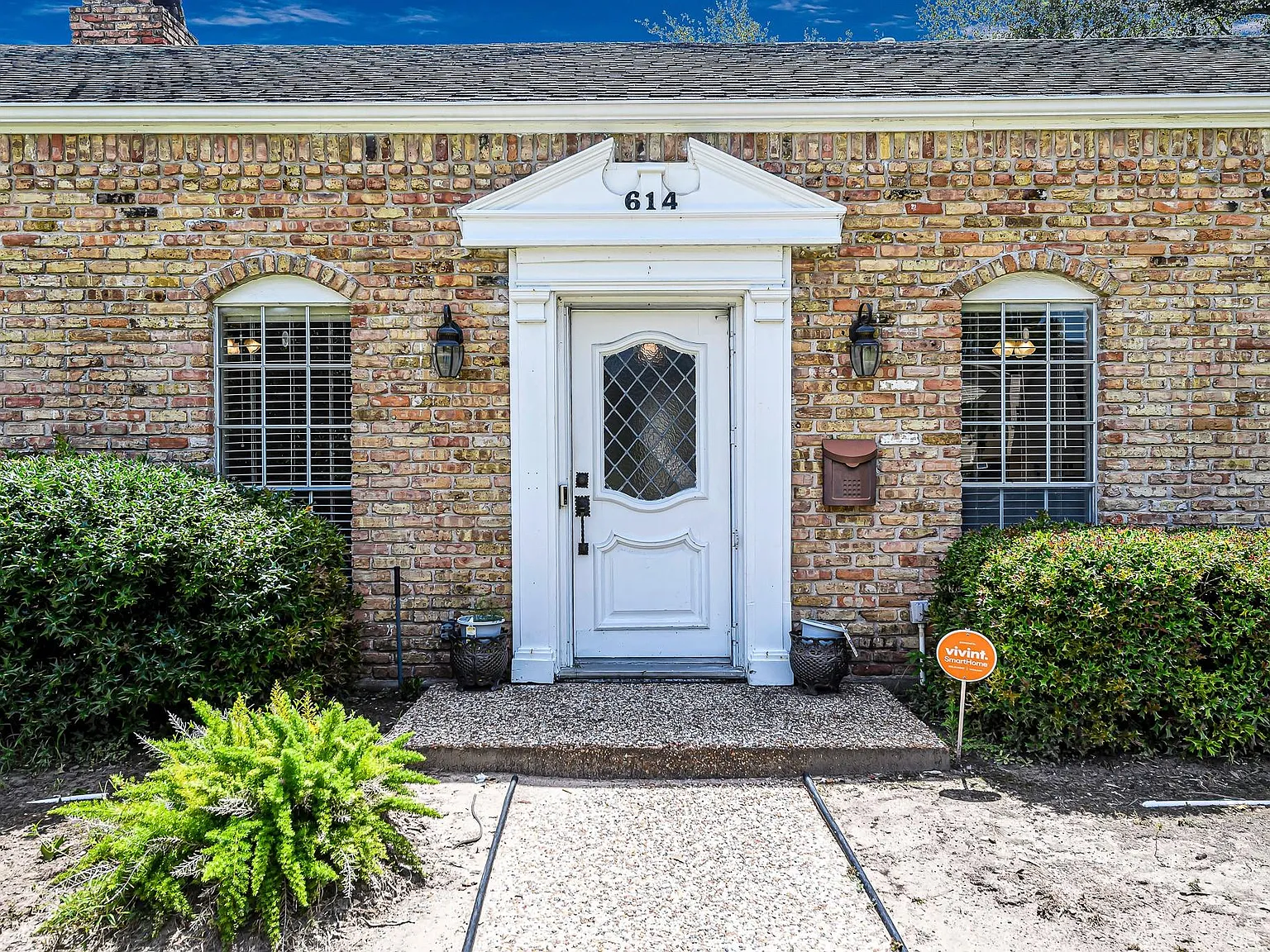 4 bed, 2.0 bath, 2277 sqft, $4,700 — Photo 3