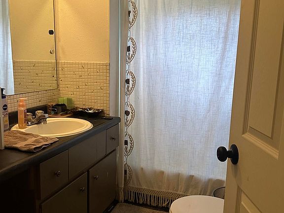 4th image of 2827 Chambers St