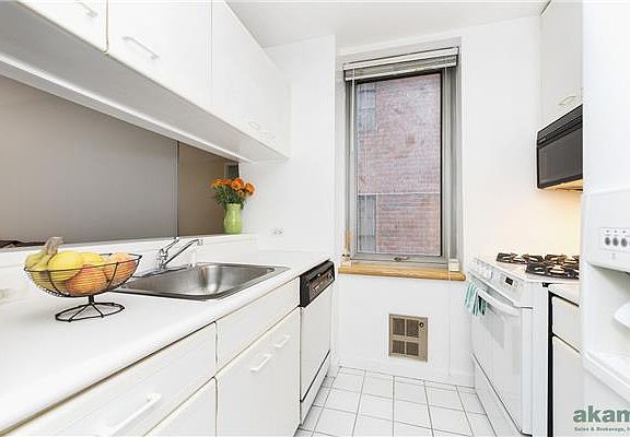 5th image of 401 E 84th St APT 14D