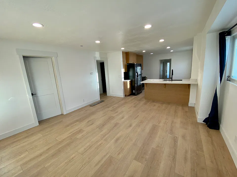 366 E Logan Ave