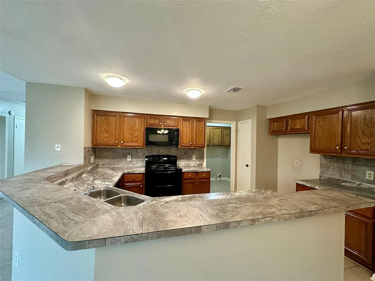 3 bed, 2.0 bath, 1640 sqft, $1,795 — Photo 3