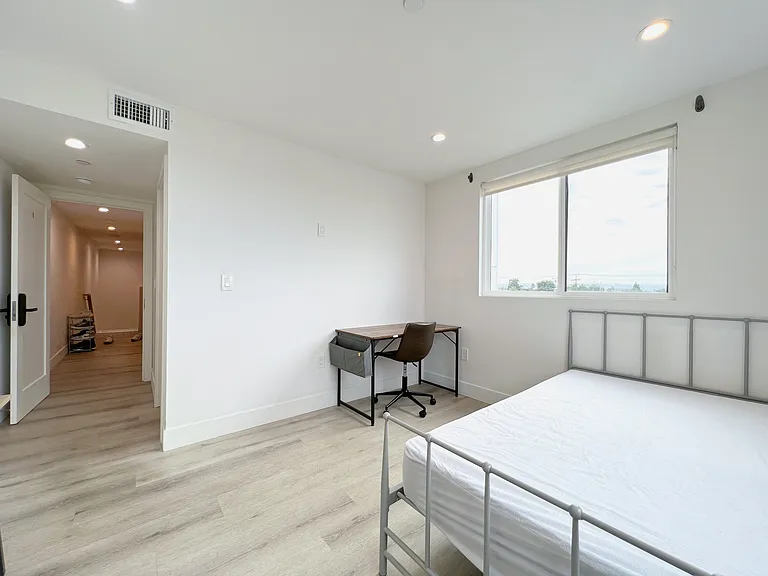 1353 1/4 W 37th St #4 — Photo 8