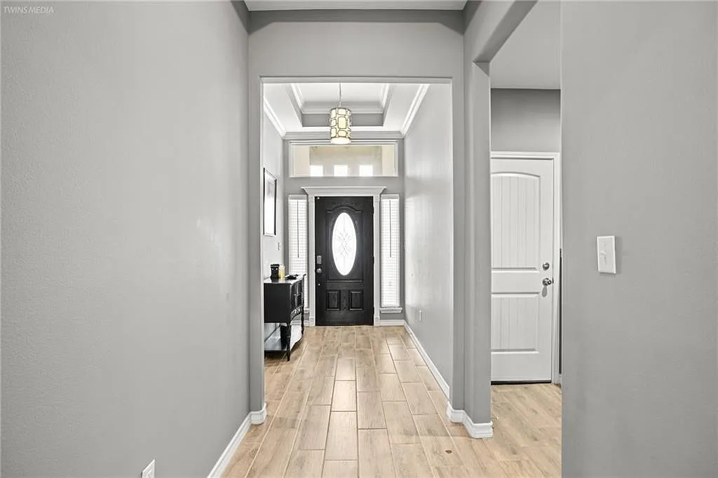 4 bed, 2.0 bath, 2139 sqft, $2,800 — Photo 4