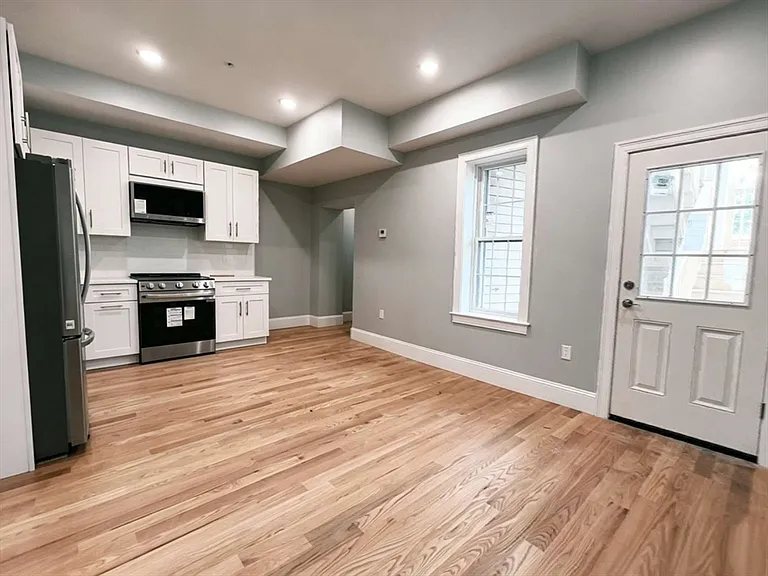 84 Chelsea St #1 — Photo 4