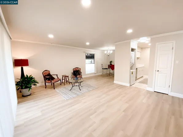 5457 Roundtree Pl APT J, Concord, CA 94521
