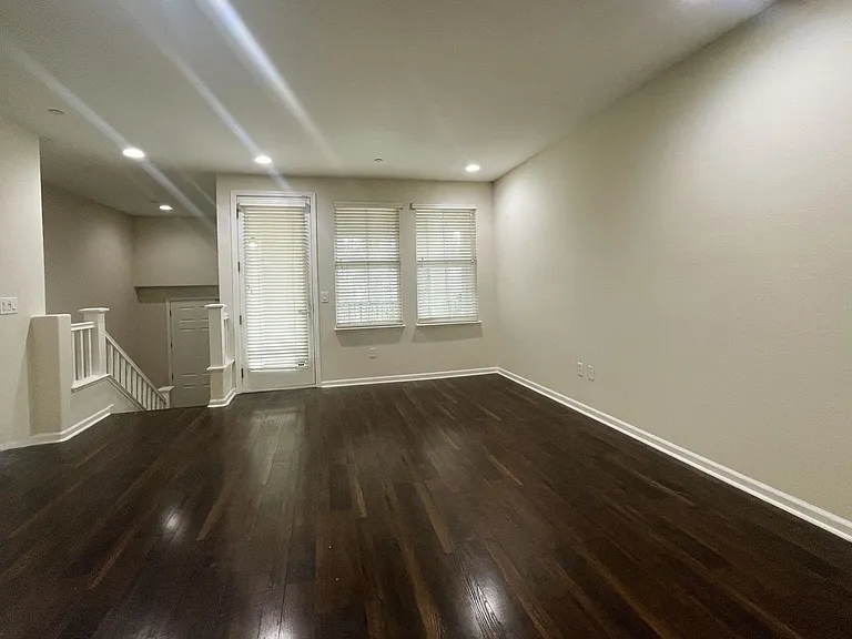 863 N King Rd — Photo 3