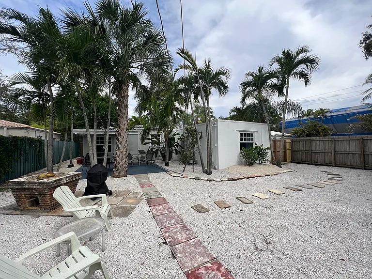819 SW 9th Ter — Photo 25