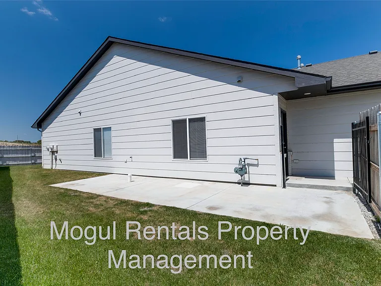 592 E Martens Dr — Photo 10