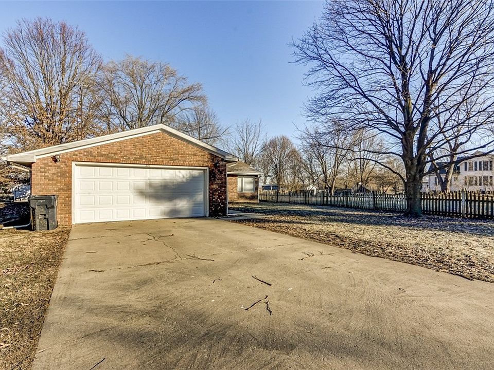 214 W Carter, Cerro Gordo, IL 61818 Zillow