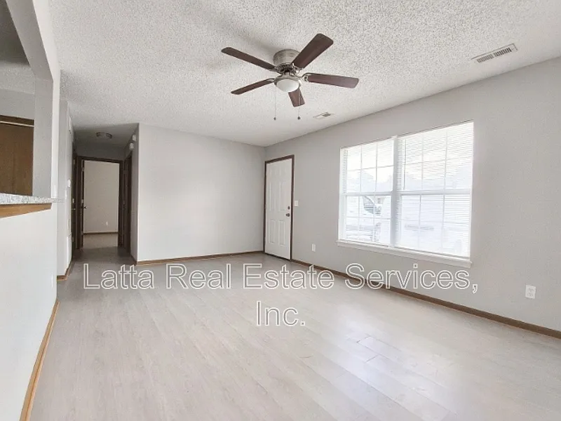 Building Photo - 408 S Johnson Dr #2