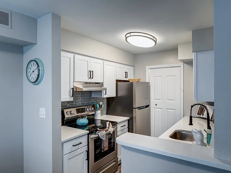 Amberton Apartments — Photo 11