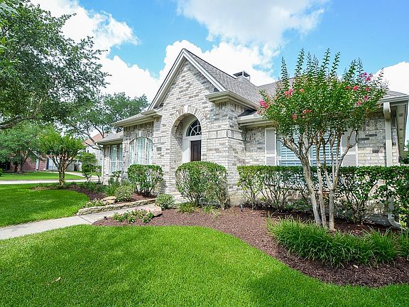3rd image of 1723 Crescent Green Dr