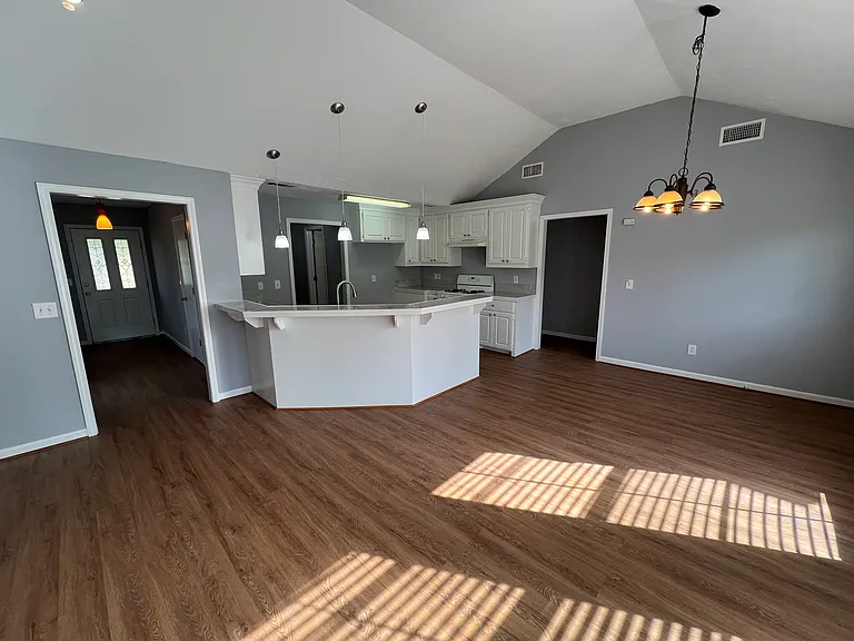 1013 Carlyle Cv — Photo 8