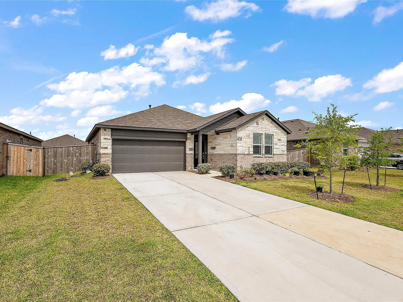 4 bed, 2.0 bath, 1925 sqft, $2,400 — Photo 1