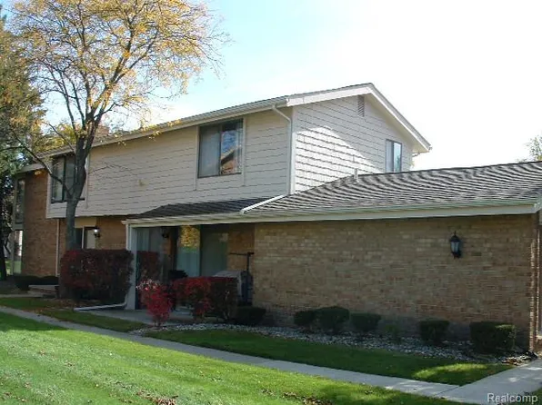 7119 Pebble Park Dr #1, West Bloomfield, MI 48322