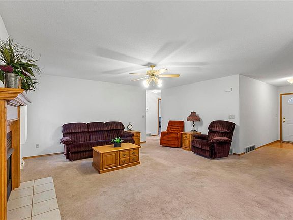 4th image of 1410 Rosebud Dr