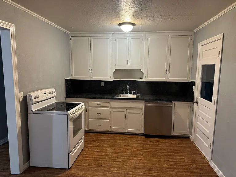 503 N Marshall Dr — Photo 2