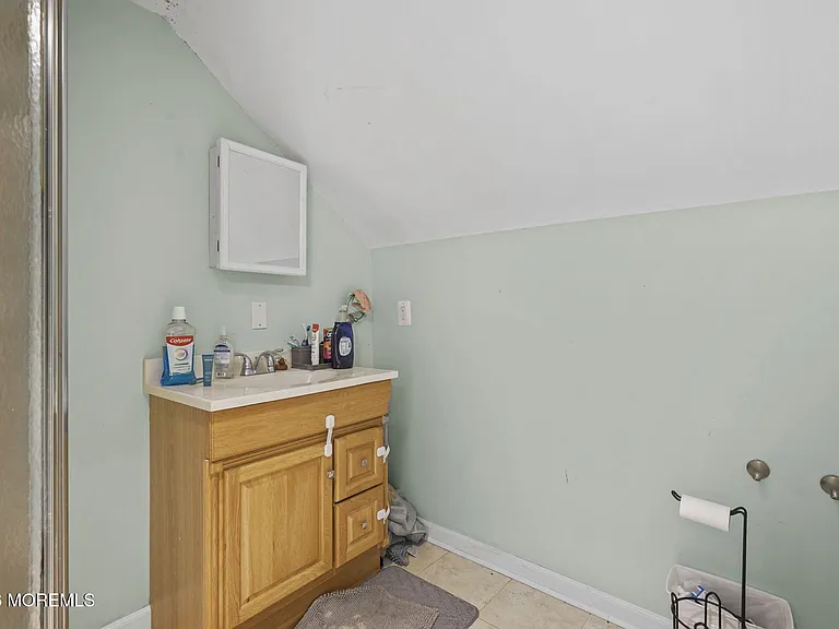 103 Main St #UPSTAIRS — Photo 22