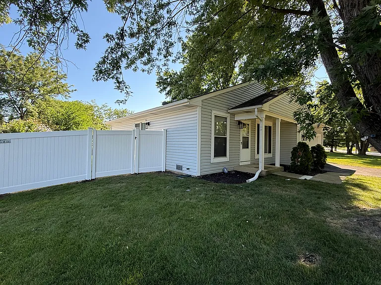 346 Danbury Dr — Photo 2