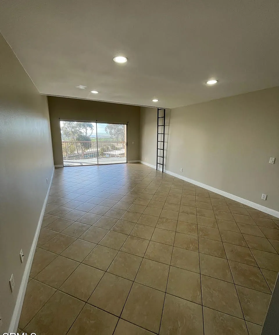 2 bed, 2.0 bath, 942 sqft, $3,000 — Photo 3