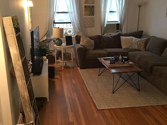 5th image of 210 E 75th St #65