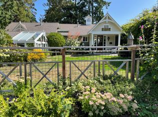 10553 NE Sunrise Bluff Ln, Bainbridge Island, WA 98110