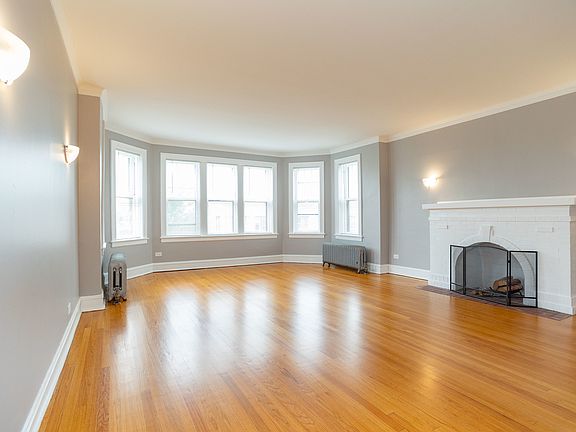 2nd image of 7555 N Claremont Ave