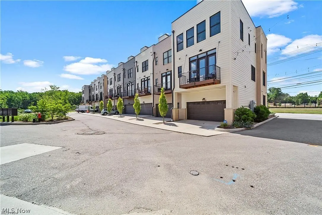 3 bed, 3.5 bath, 1854 sqft, $3,195 — Photo 2