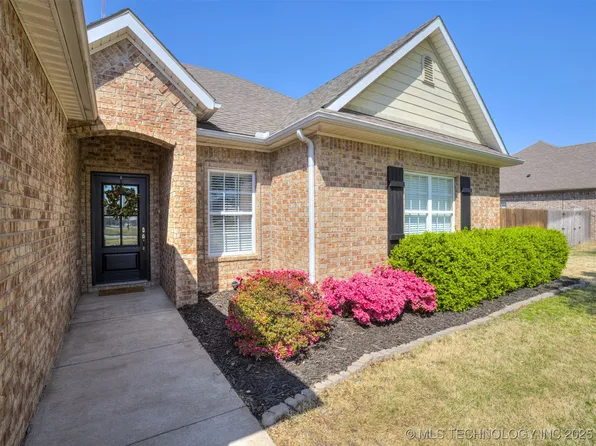 2703 Churchill Dr, Bartlesville, OK 74006