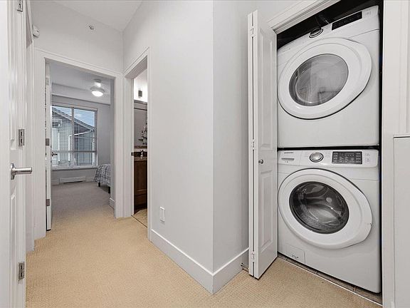4th image of 897 Premier St #24