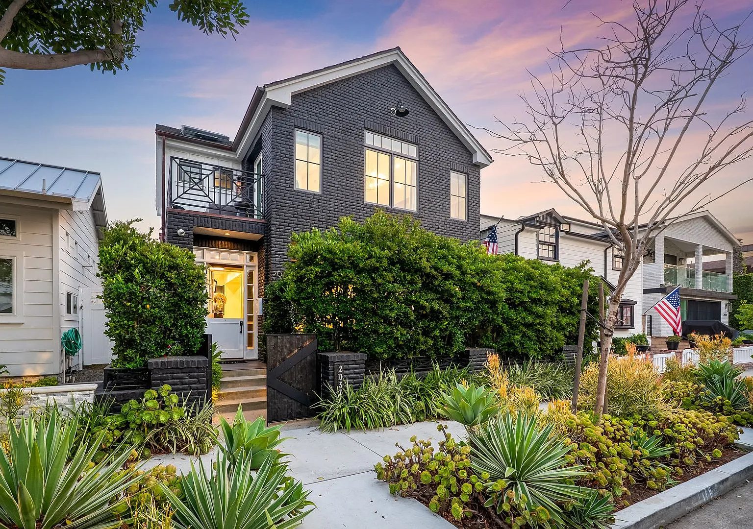 Custom Built 4 Bedroom Peninsula Point Home - Indoor/Outdoor Rooftop Deck! — Photo 3