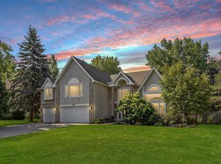 240 Cottonwood Dr, Vadnais Heights, MN 55127