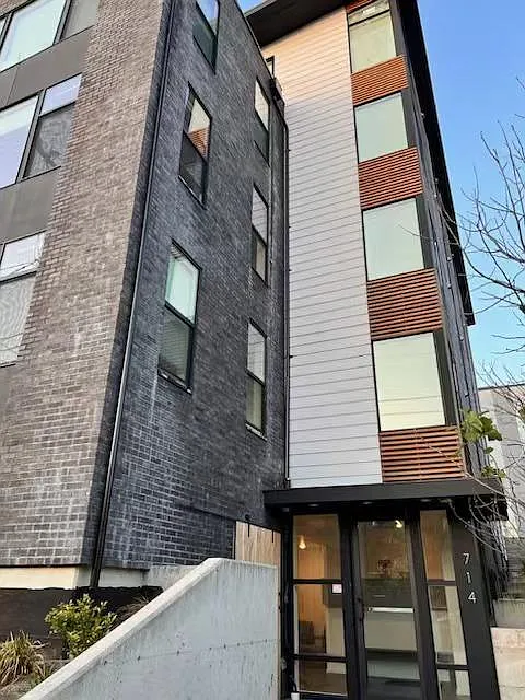 714 10th Ave E — Photo 2