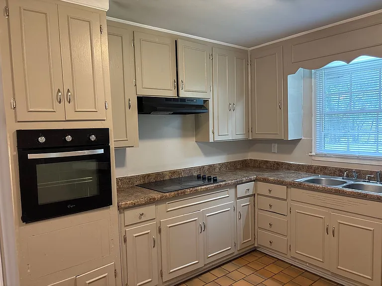2724 Forsyth Ln — Photo 5