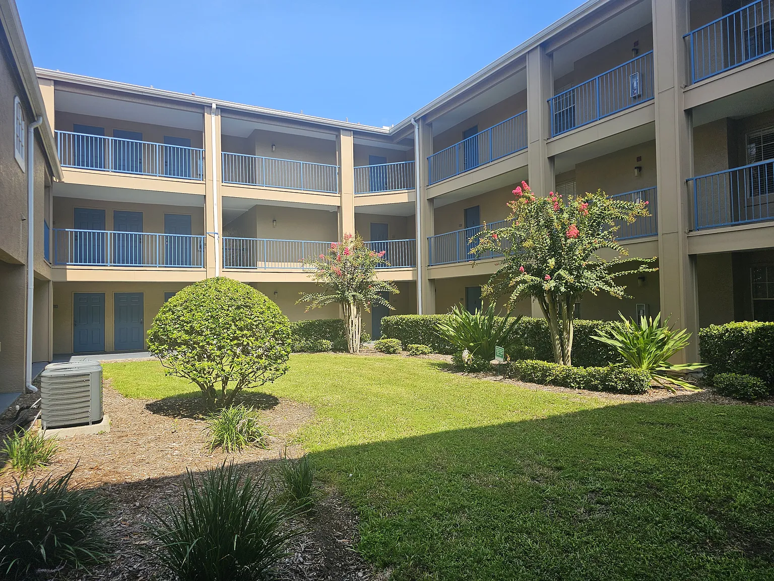 1 bed, 842 sqft, $1,390 — Photo 2