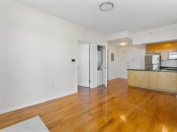 34-46 Vernon Boulevard image 7 of 16