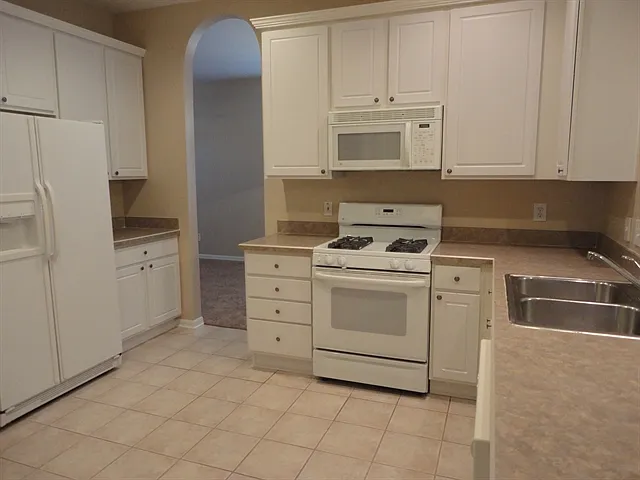 4 bed, 2.0 bath, 1807 sqft, $3,235 — Photo 2