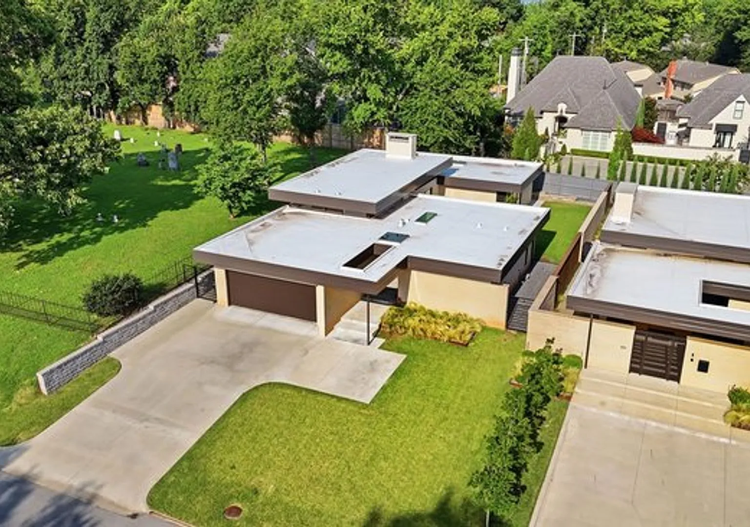 Experience contemporary luxury in this exceptional custom-built Midtown Tulsa residence, where so... — Photo 4