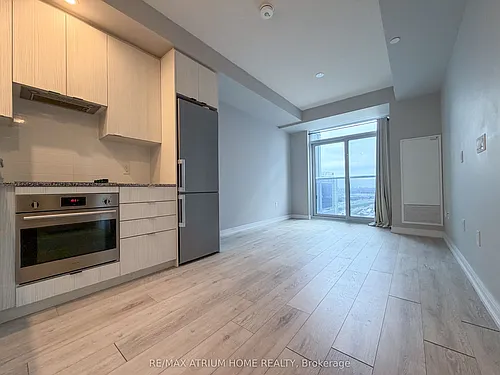 225 Village Green Sq Photo 1